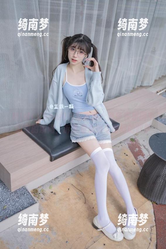MiMi Chan纯白写真集：那些在原图中闪耀的瞬间，诉说着永恒与时间的叙事